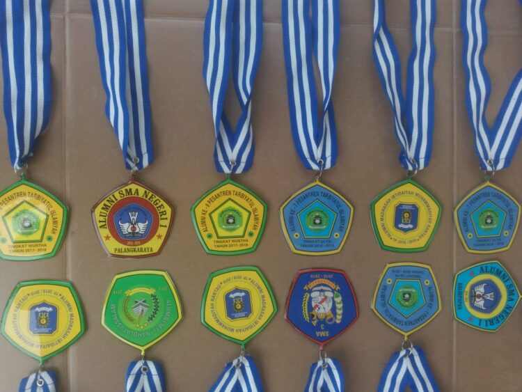 Ilustrasi Membuat Medali Akrilik