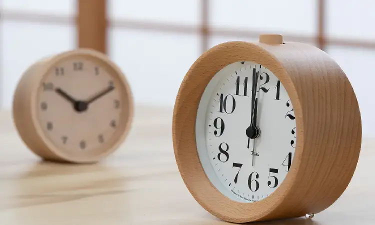 Souvenir jam meja, Sumber: jinenstore.com