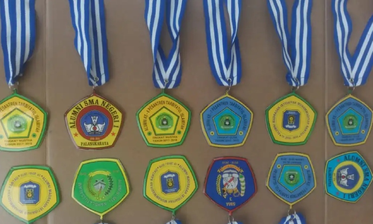 Medali akrilik untuk cinderamata perpisahan, Sumber: josouvenir.com