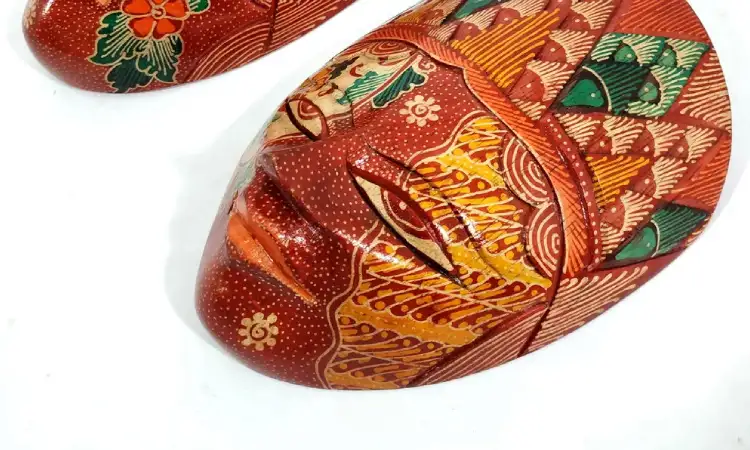 Topeng kayu, Sumber: lazada.co.id